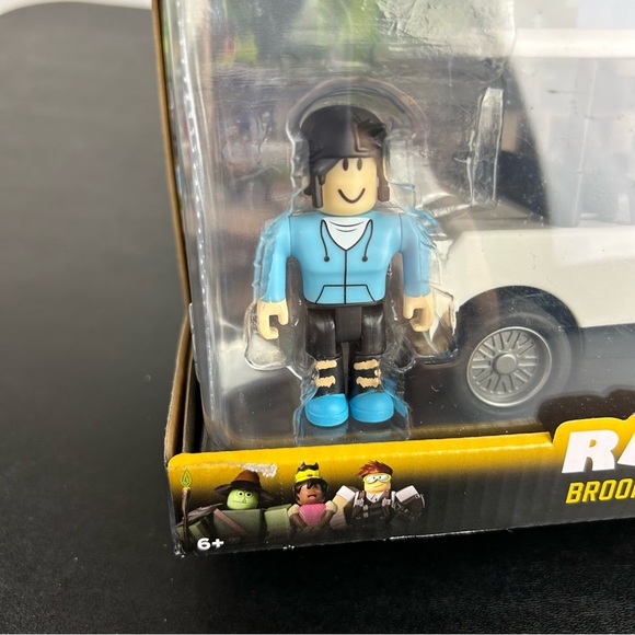 Roblox Brookhaven Golf Cart Figure Set With Exclusive Virtual Item - Picture 5 of 16